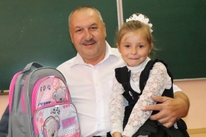 Будущим первоклассникам из Шерстина вручили школьные портфели