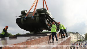 Легендарны танк Т-34 усталявалі на плошчы Паўстання ў Гомелі пасля рэканструкцыі