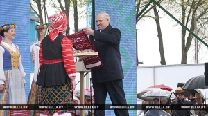 Президенту Республики Беларусь вручили 30-метровый неглюбский рушник-оберег в честь годовщины аварии на ЧАЭС