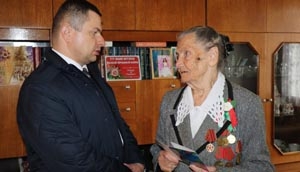 В канун празднования 74-й годовщины Великой Победы ветераны принимали поздравления от руководства Ветковского района