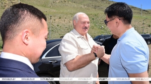 Лукашенко подарил Ухнаагийн Хурэлсуху тракторы "Беларус", а сам получил в подарок монгольских скакунов