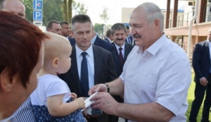 "Приезжайте почаще, мы вас ценим" - как жители Ветки встречали Лукашенко в своем городе